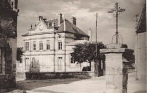 La présence du muret, le poteau électrique en bois et la disparition du mur séparant l’école des filles de celle des garçon devrait permettre de préciser la date de ce cliché...